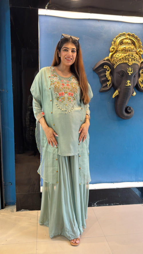 Chinon divider with silk embroidered shirt with organza cape