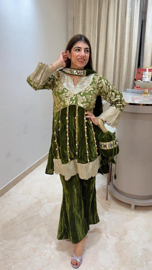 Crushed velvet with banarsi yolk with mirror choker dupatta with potli bag