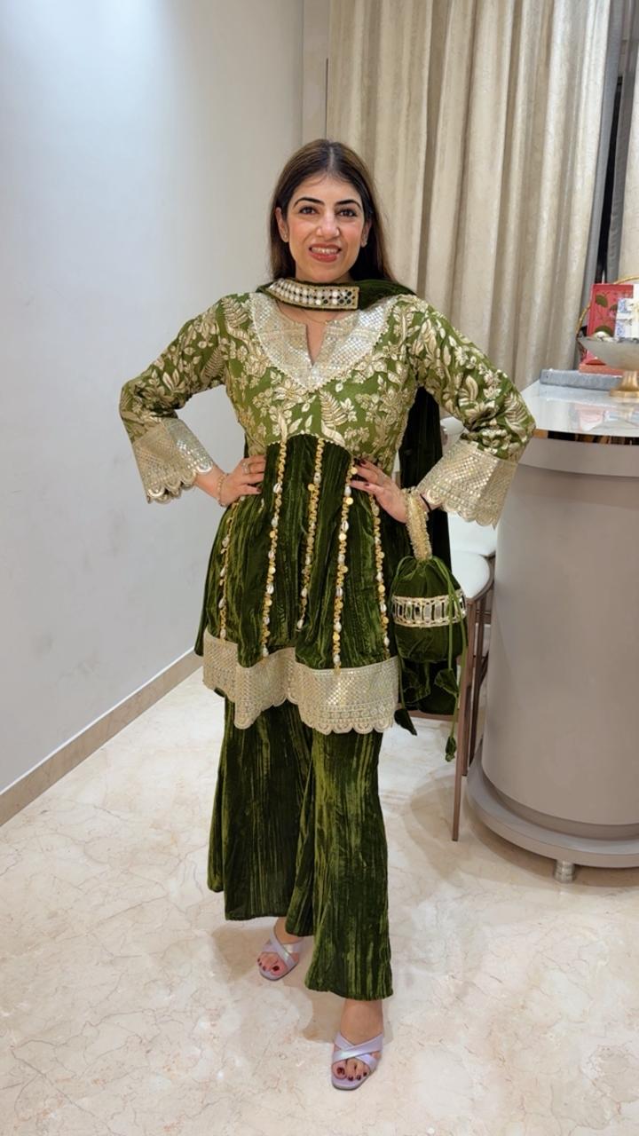 Crushed velvet with banarsi yolk with mirror choker dupatta with potli bag