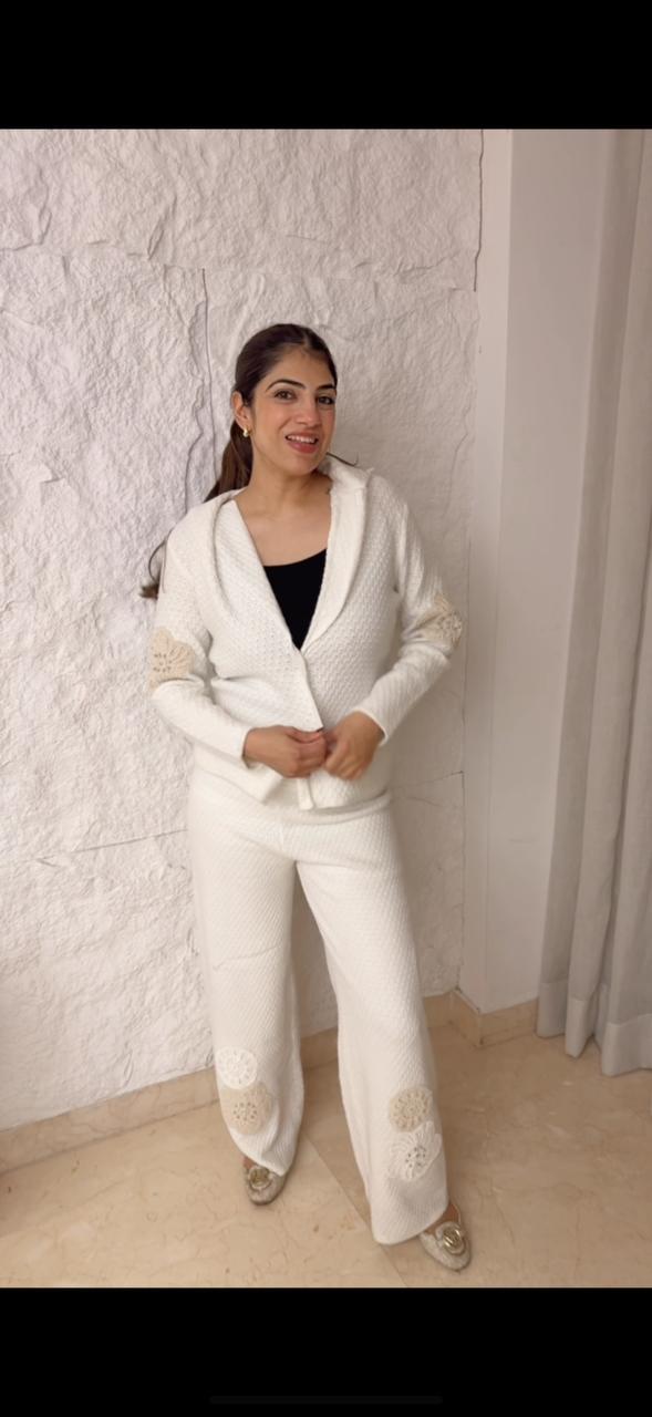 Free size woollen blazer 2 pc set with flower motif